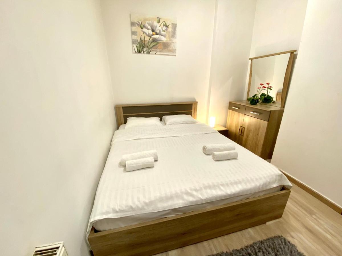 Modern Old Town Central Apartment Bukares Bagian luar foto