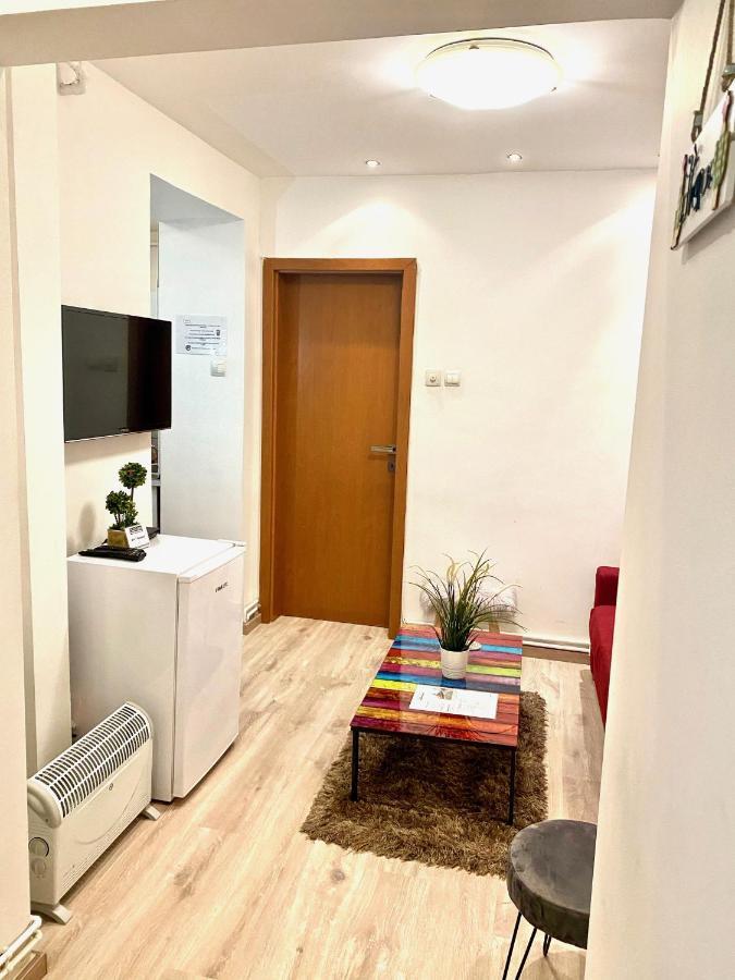 Modern Old Town Central Apartment Bukares Bagian luar foto