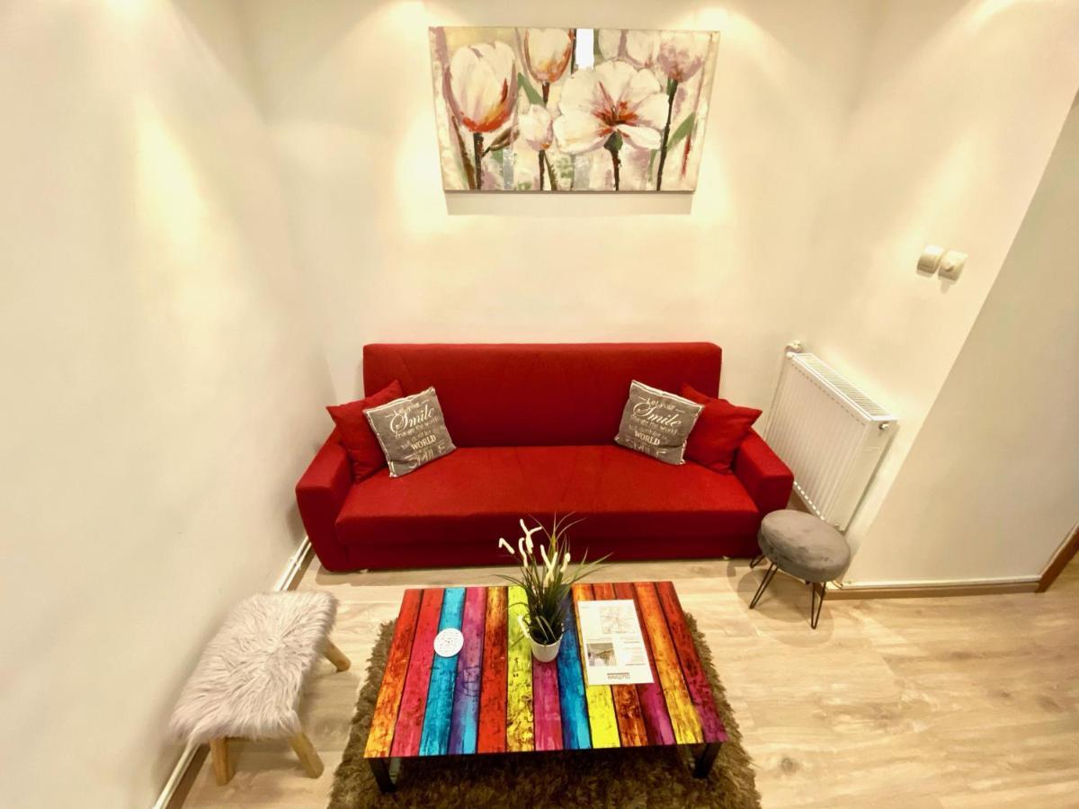Modern Old Town Central Apartment Bukares Bagian luar foto