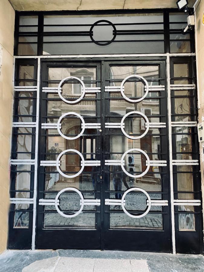 Modern Old Town Central Apartment Bukares Bagian luar foto
